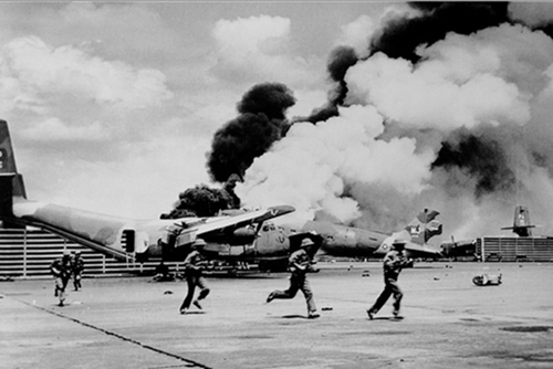 Bức ảnh Sư đoàn 10 đánh chiếm sân bay Tân Sơn Nhất 